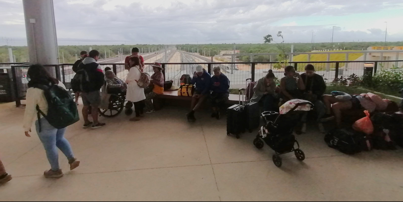 Algunos viajeros pidieron más transporte a la terminal debido a la distancias Algunos viajeros pidieron más transporte a la terminal debido a la distancias