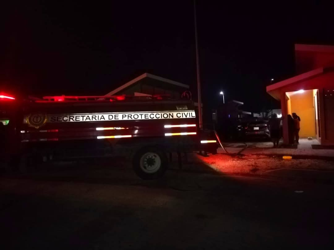 Automóvil se incendia por corto circuito en Fraccionamiento Tren Maya Automóvil se incendia por corto circuito en Fraccionamiento Tren Maya