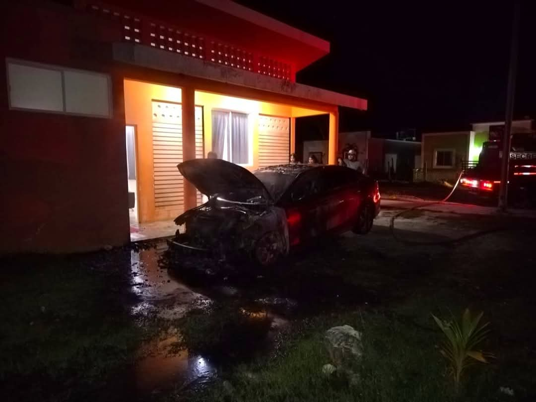 Bomberos controlan incendio de madrugada en colonia Fertimex Bomberos controlan incendio de madrugada en colonia Fertimex