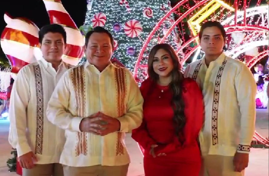 El gobernador Díaz Mena, junto a su familia, desean feliz Navidad a los habitantes de Yucatán. El gobernador Díaz Mena, junto a su familia, desean feliz Navidad a los habitantes de Yucatán.