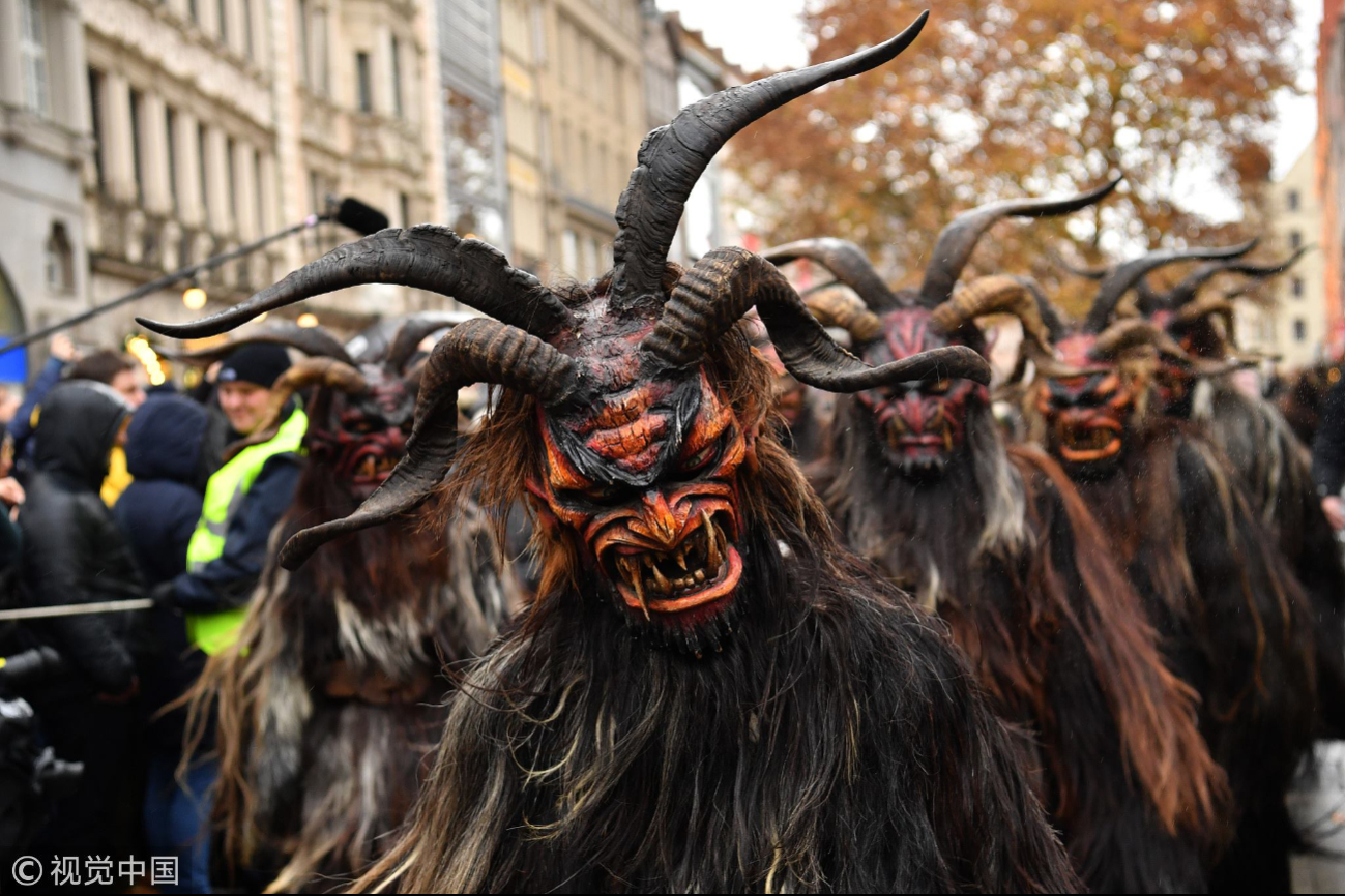 En Austria, Alemania, Hungría, Eslovenia y la República Checa, se celebran eventos como la Krampuslauf o carrera de Krampus En Austria, Alemania, Hungría, Eslovenia y la República Checa, se celebran eventos como la Krampuslauf o carrera de Krampus