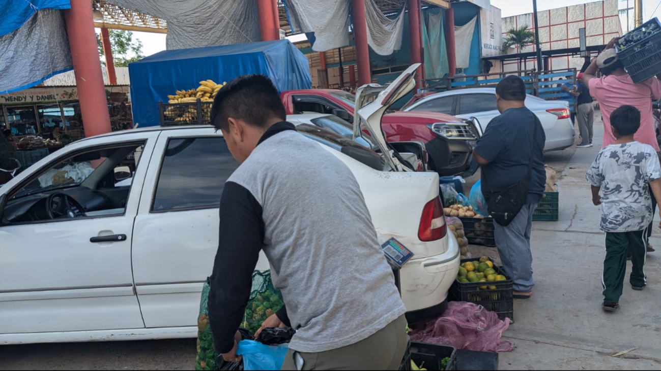Incluso algunos llegaron para vender mercancía aprovechando los preparativos para la cena Incluso algunos llegaron para vender mercancía aprovechando los preparativos para la cena