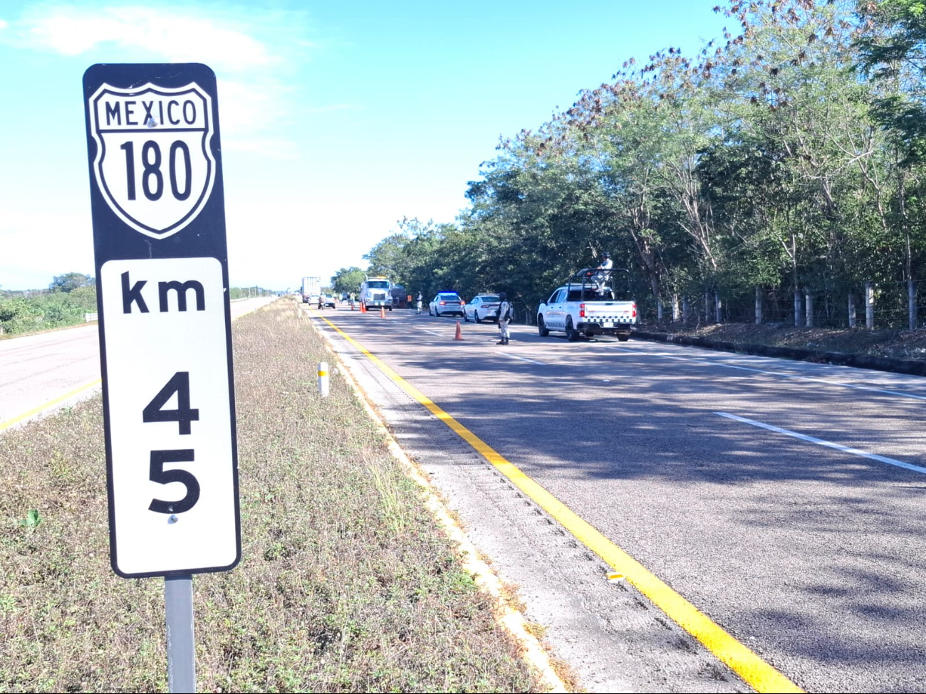 La Guardia Nacional llegó al lugar para abanderar y acordonar la zona del accidente La Guardia Nacional llegó al lugar para abanderar y acordonar la zona del accidente