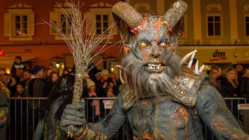 Originario de las regiones alpinas de Alemania y Austria, Krampus tiene cuernos, pelo oscuro, colmillos afilados y una larga lengua Originario de las regiones alpinas de Alemania y Austria, Krampus tiene cuernos, pelo oscuro, colmillos afilados y una larga lengua