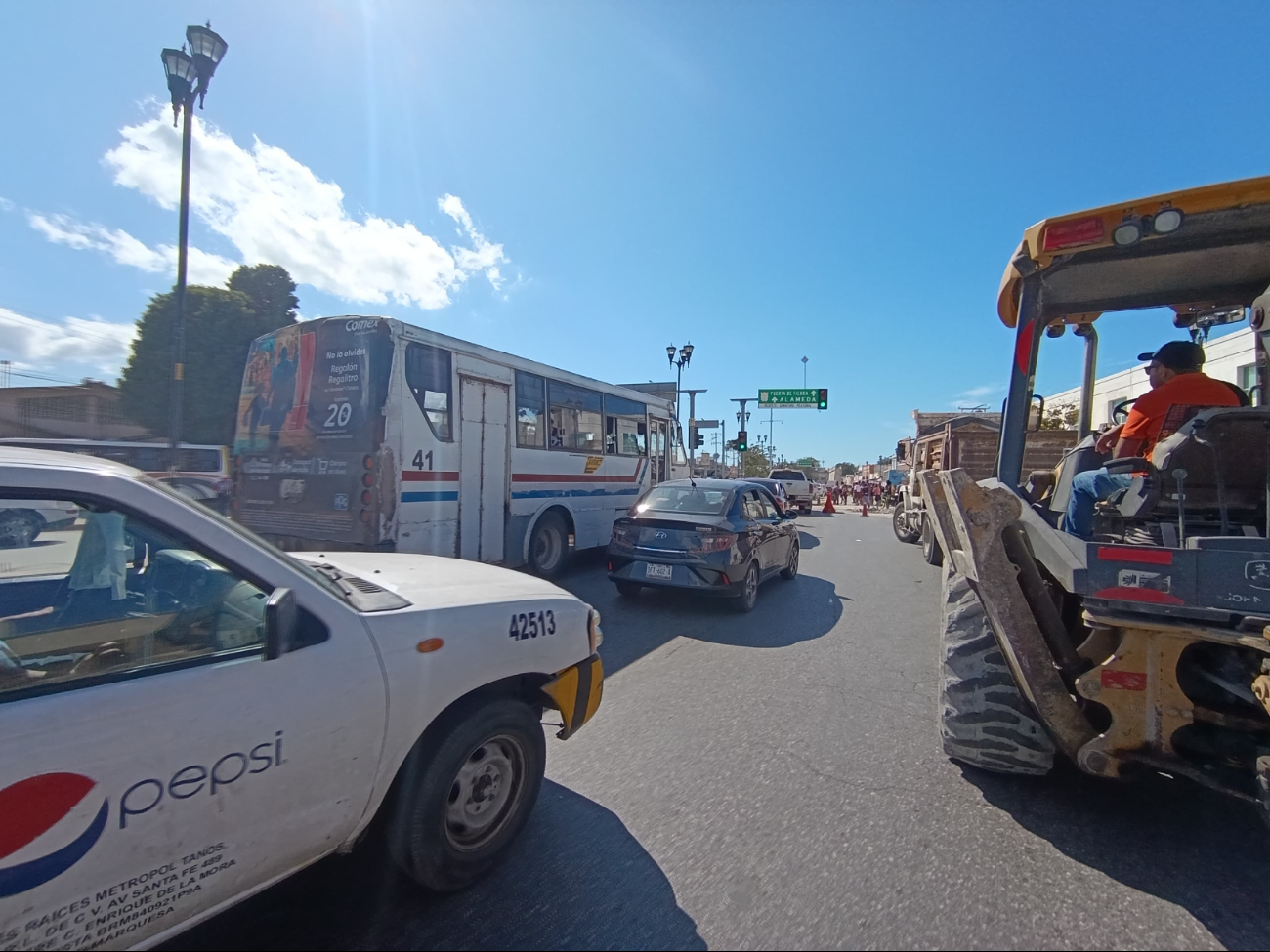 Reducción de carriles genera largas filas y molestias entre conductores Reducción de carriles genera largas filas y molestias entre conductores