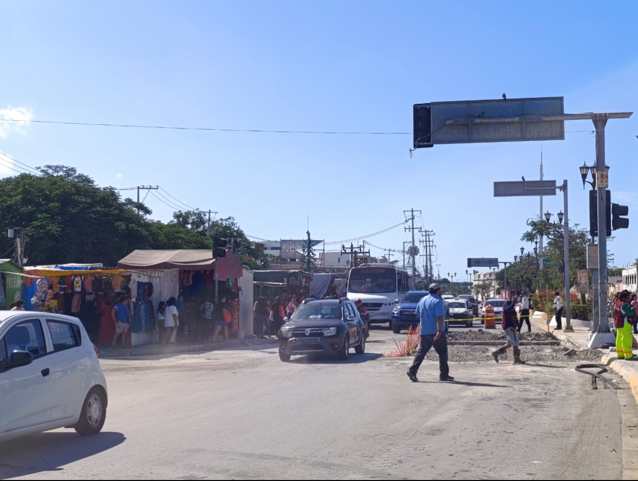 Tráfico intenso en el Circuito Baluartes por compras navideñas y obras del sistema Ko'ox