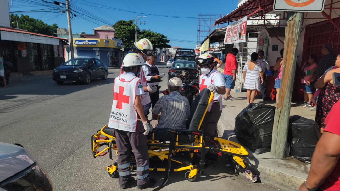 Un hombre adulto fue atropellado en la Colonia Volcanes y llevado al hospital Un hombre adulto fue atropellado en la Colonia Volcanes y llevado al hospital
