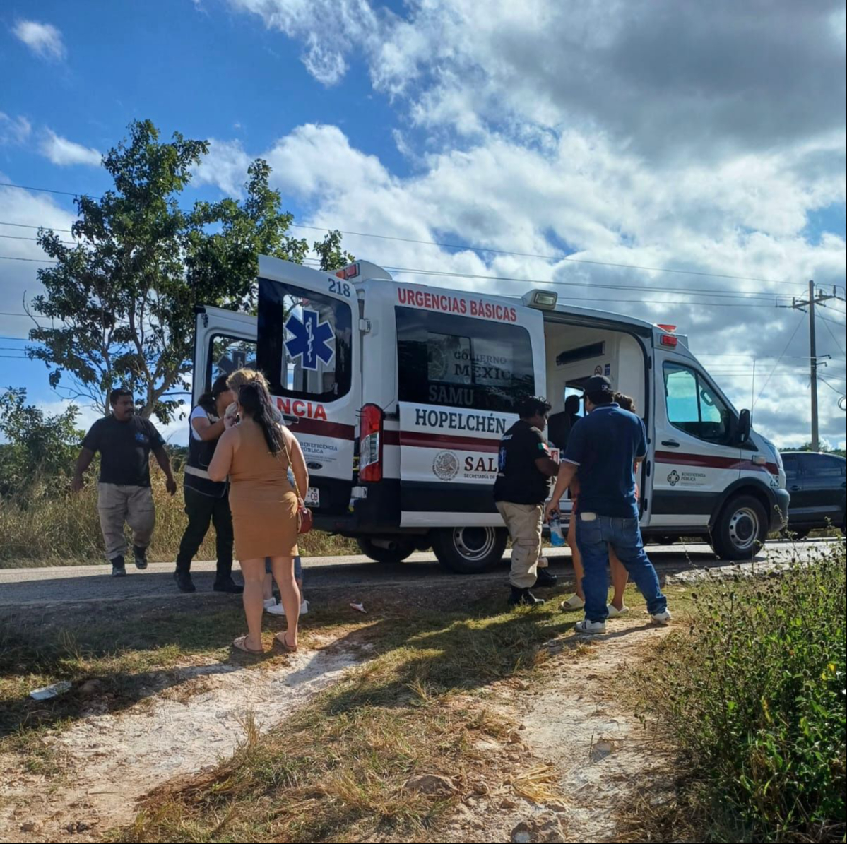 Una mujer de 30 años resultó con lesiones en el rostro y fue atendida por paramédicos de la Asociación de Voluntarios en Emergencias (Ave) de Hopelchén Una mujer de 30 años resultó con lesiones en el rostro y fue atendida por paramédicos de la Asociación de Voluntarios en Emergencias (Ave) de Hopelchén