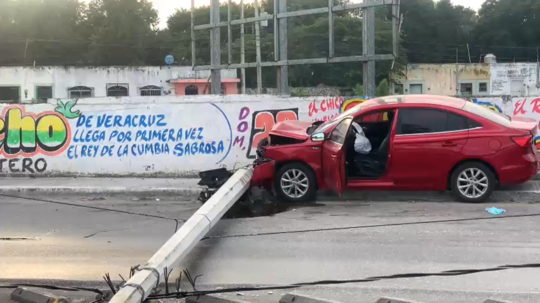 Conductora se impacta con poste de la CFE Conductora se impacta con poste de la CFE