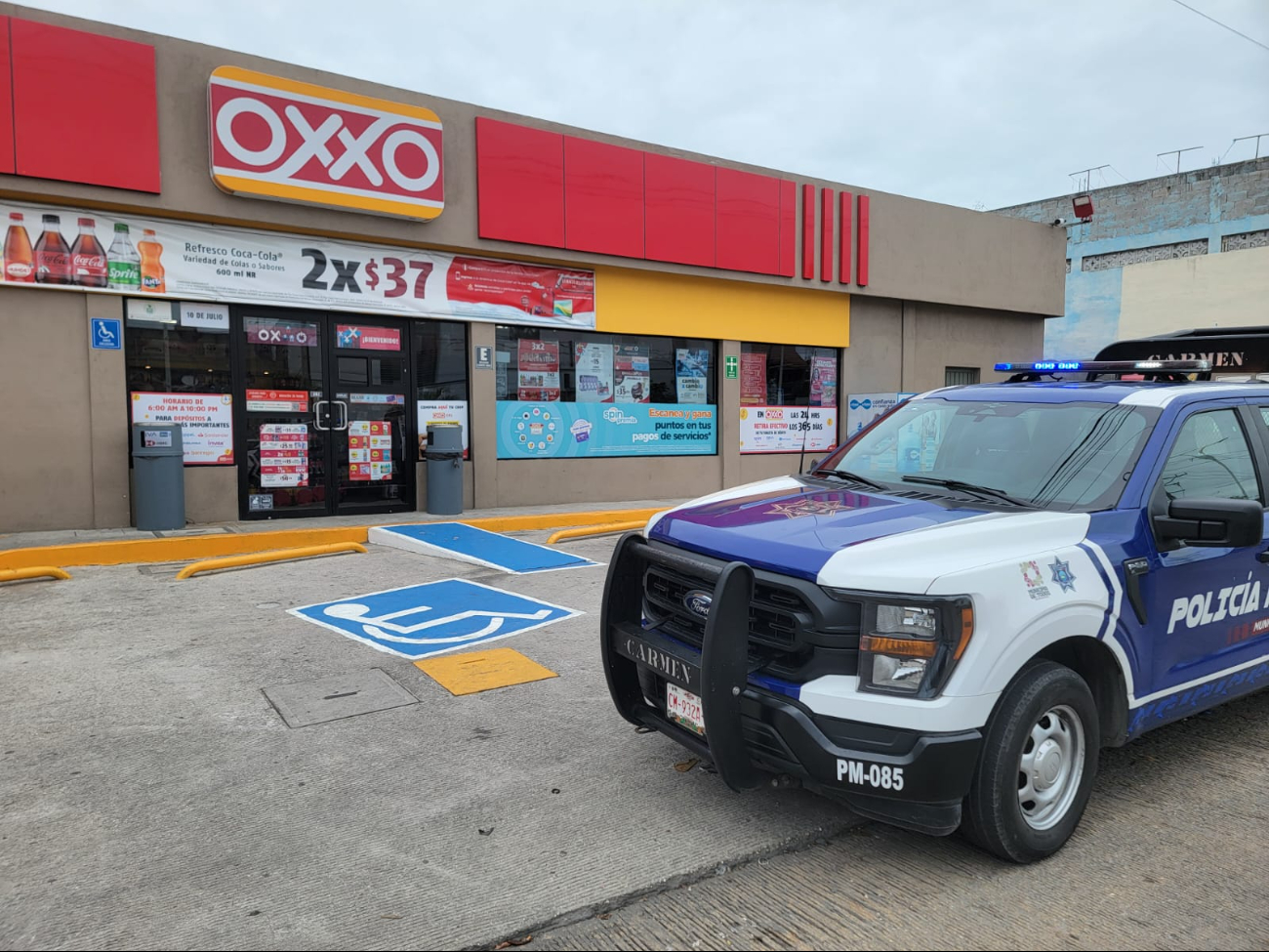 Hombre armado asalta a empleados de un Oxxo en Ciudad del Carmen