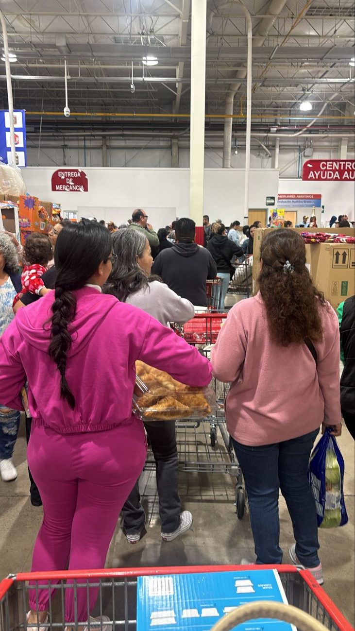 Largas filas en Costco en Navidad muestran la enorme demanda. Largas filas en Costco en Navidad muestran la enorme demanda.