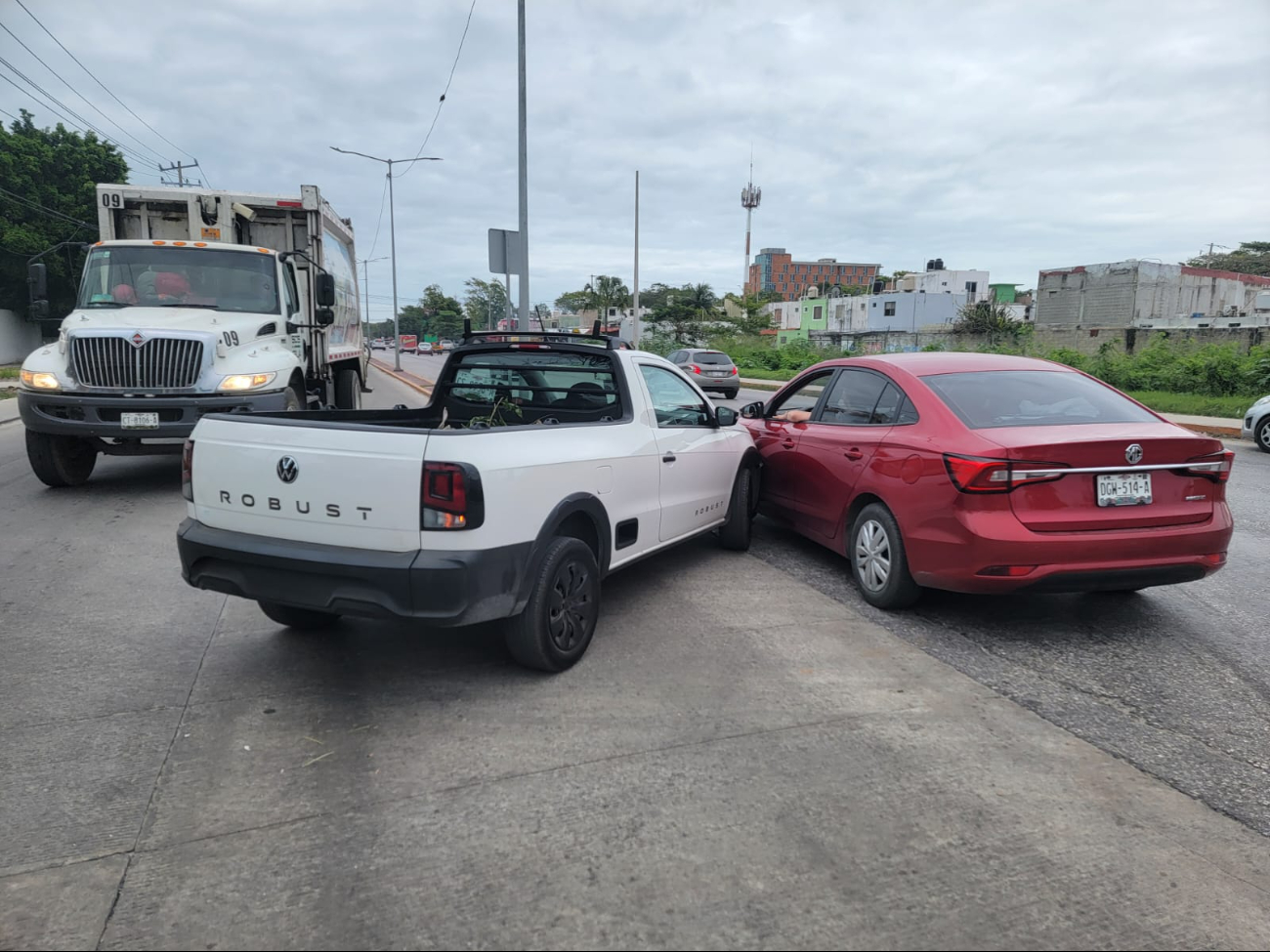 Conductores generan tráfico vehicular tras protagonizar un choque en Ciudad del Carmen