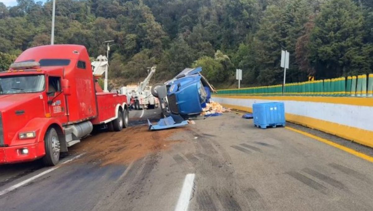 Volcadura de tráiler en La Pera bloquea la autopista México-Cuernavaca
