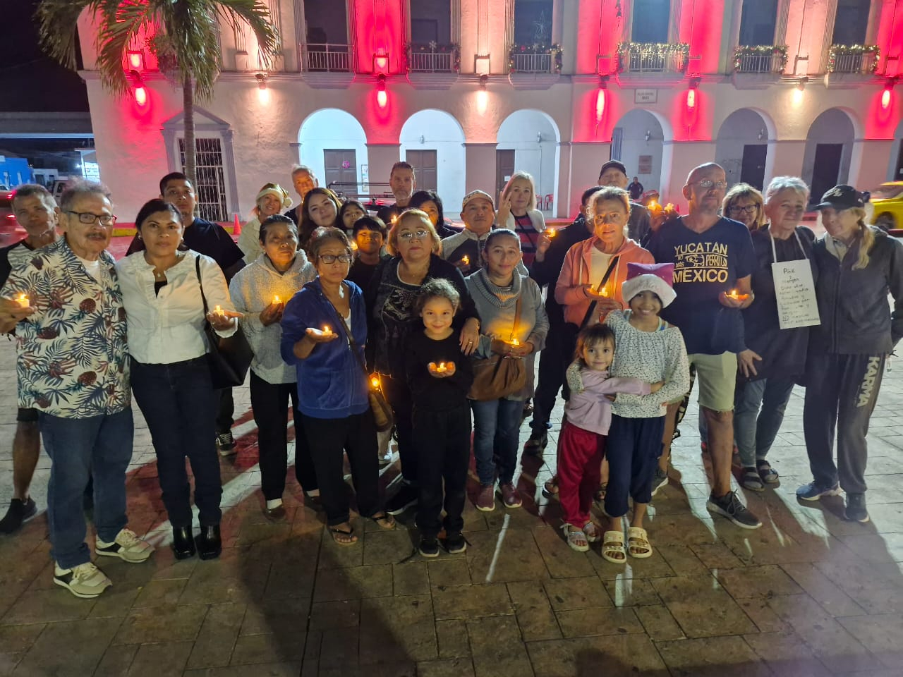 Residentes de Chicxulub Puerto se manifiestan frente al Palacio debido al envenenamiento de 15 canes Residentes de Chicxulub Puerto se manifiestan frente al Palacio debido al envenenamiento de 15 canes