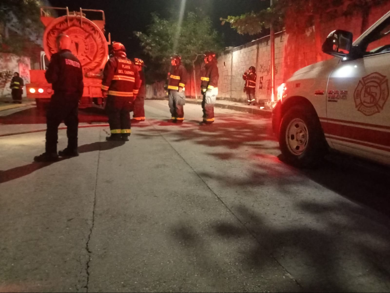 Bomberos sofocaron el fuego en la casa, aunque fue pérdida total Bomberos sofocaron el fuego en la casa, aunque fue pérdida total