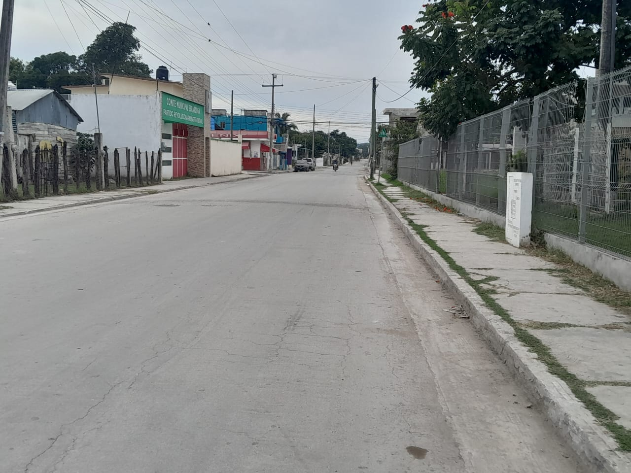 Calles vacías y basura deja celebración de noche de Navidad.