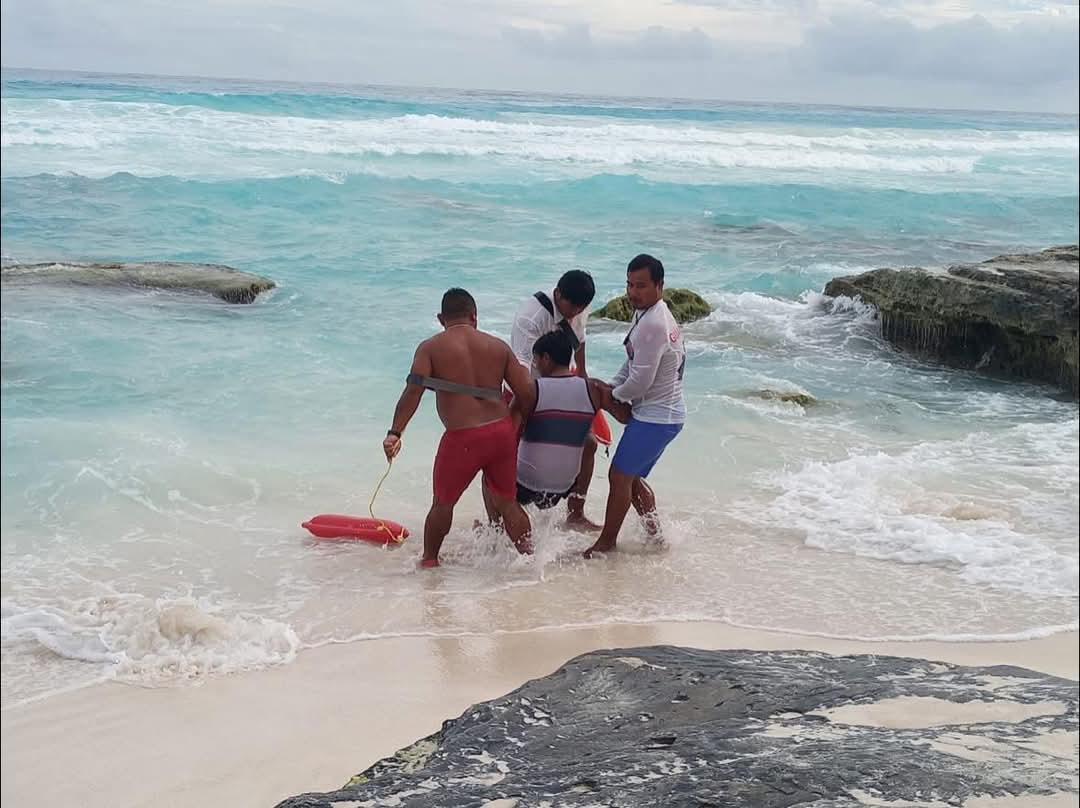 Salvan a un turista de morir ahogado en una playa de Cancún