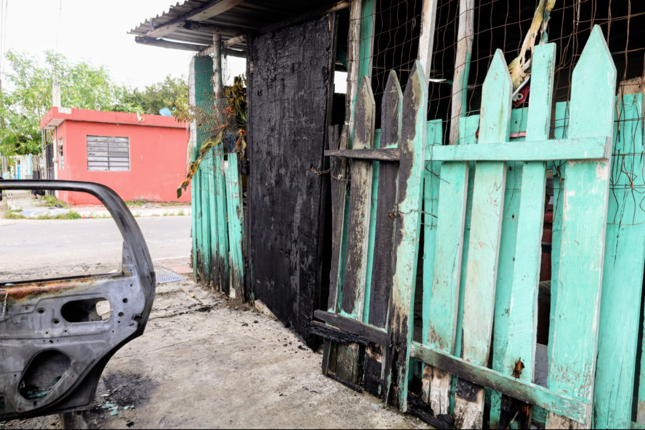 Parte de una vivienda logró quemarse durante el incidente. Parte de una vivienda logró quemarse durante el incidente.