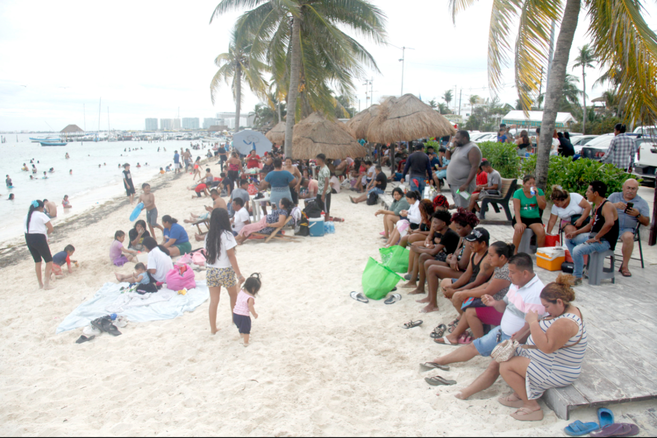 Bajo las palapas o palmeras, cientos de personas aprovecharon ayer, el día de asueto, disfrutaron del mar y el sol en Benito Juárez Bajo las palapas o palmeras, cientos de personas aprovecharon ayer, el día de asueto, disfrutaron del mar y el sol en Benito Juárez