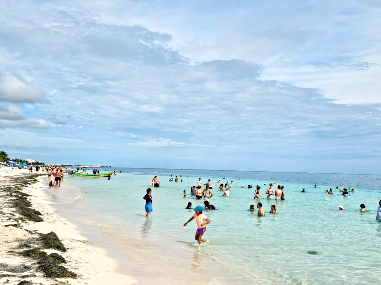 Bañistas que arribaron a Puerto Morelos gozaron con el clima caluroso que imperó Bañistas que arribaron a Puerto Morelos gozaron con el clima caluroso que imperó
