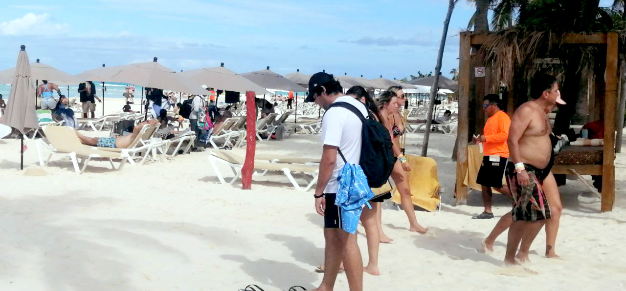 Desde temprana hora empezaron a llegar paseantes a las costas Desde temprana hora empezaron a llegar paseantes a las costas