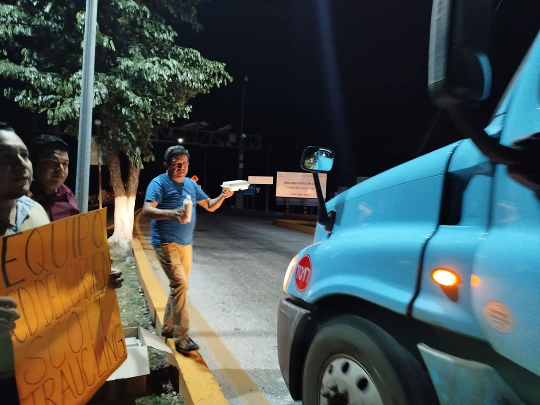 Voluntarios de Ciudad del Carmen repartieron más de 100 cenas navideñas a quienes estaban lejos de casa