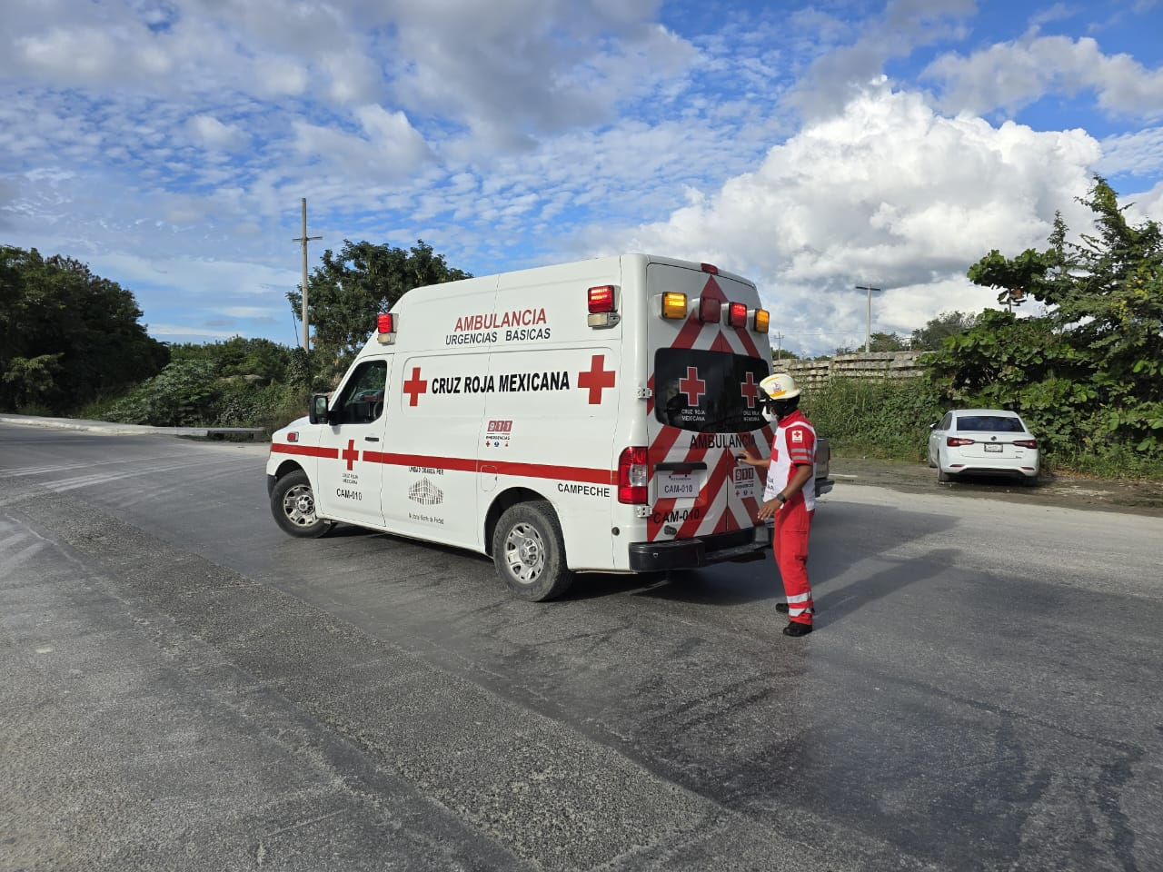 La Cruz Roja Mexicana asistió al sitio para brindar asistencia. La Cruz Roja Mexicana asistió al sitio para brindar asistencia.