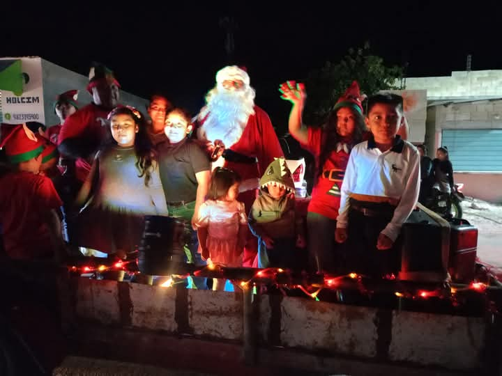 Los pobladores donaron juguetes para que fueran repartidos por Papá Noel entre los menores durante Nochebuena y Navidad para alegrar a los menores. Los pobladores donaron juguetes para que fueran repartidos por Papá Noel entre los menores durante Nochebuena y Navidad para alegrar a los menores.