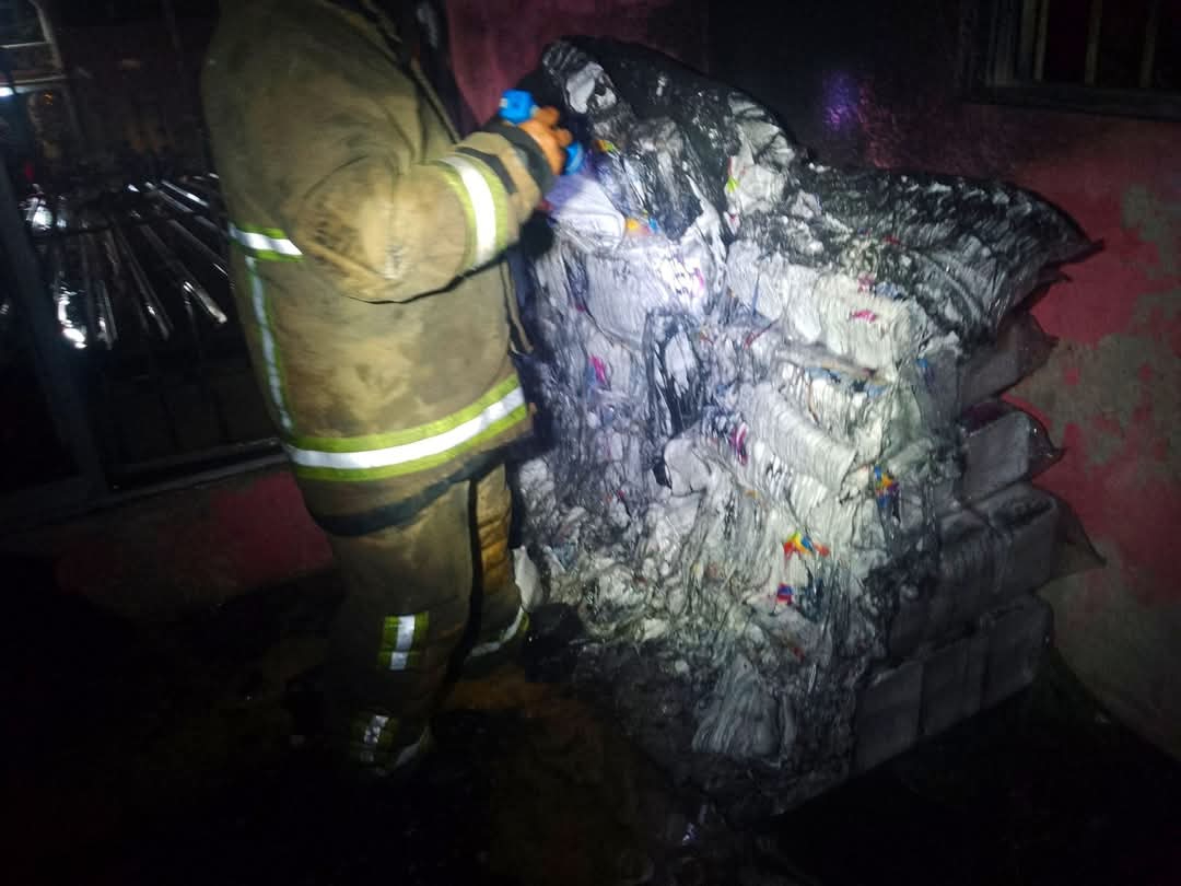 Solo hubo pérdidas materiales en la bodega del comercio de pollos asados Solo hubo pérdidas materiales en la bodega del comercio de pollos asados