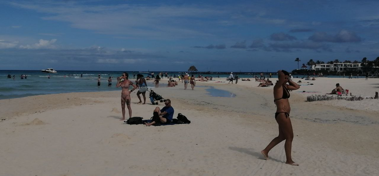 Turistas de los hoteles en Isla Mujeres acudieron a los arenales Turistas de los hoteles en Isla Mujeres acudieron a los arenales