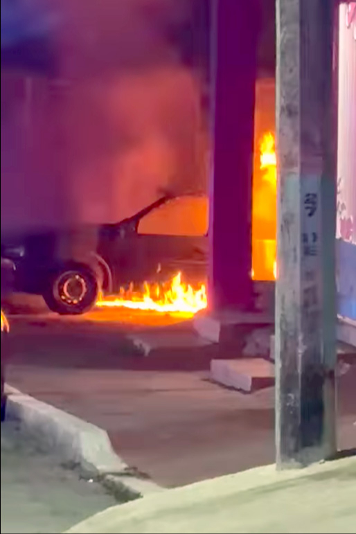 Un petardo cayó en un auto en Chetumal, y fue consumido por el fuego Un petardo cayó en un auto en Chetumal, y fue consumido por el fuego