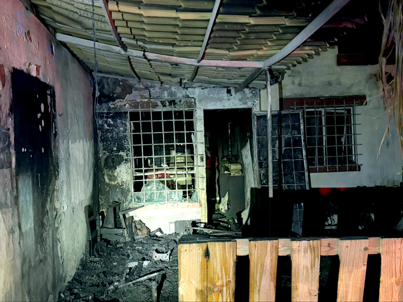 Una familia, en el fraccionamiento Villas Otoch, perdió todas sus pertenencias cuando un artefacto pirotécnico siniestró su casa Una familia, en el fraccionamiento Villas Otoch, perdió todas sus pertenencias cuando un artefacto pirotécnico siniestró su casa