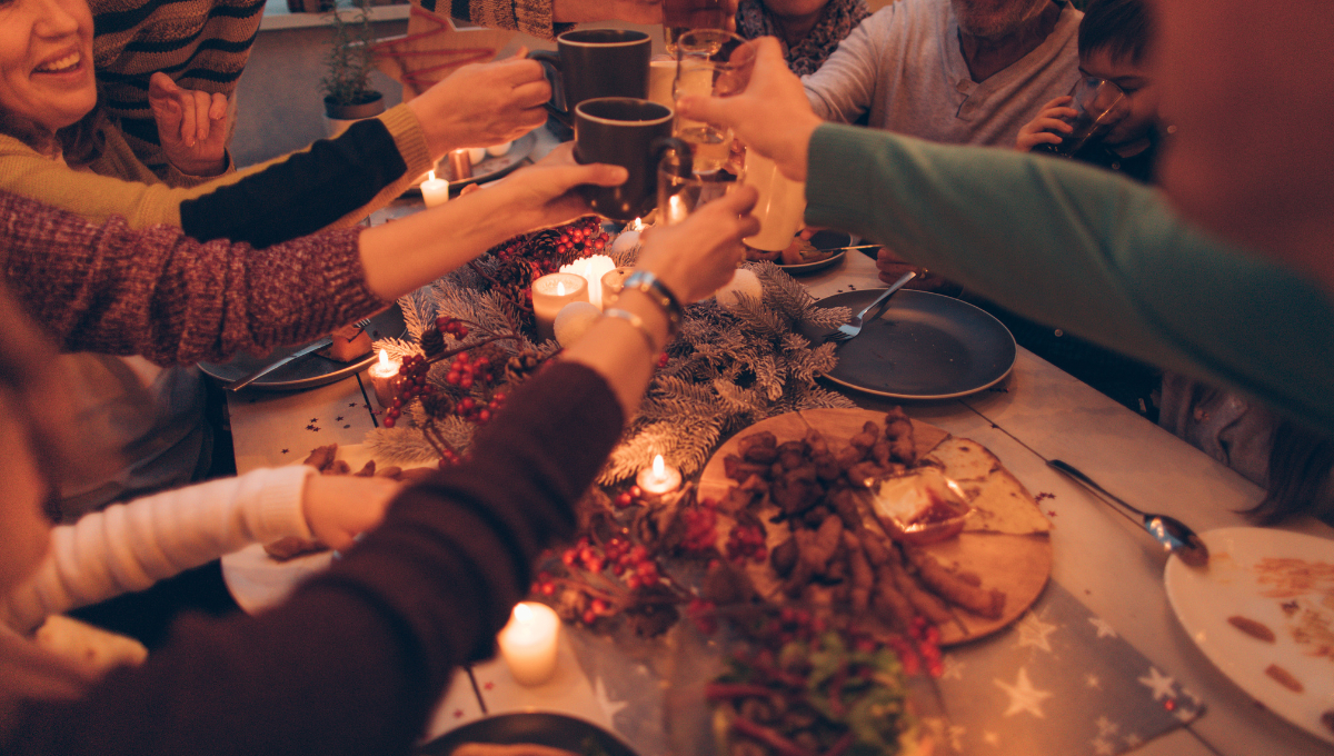 A la medianoche se realiza el tradicional brindis A la medianoche se realiza el tradicional brindis