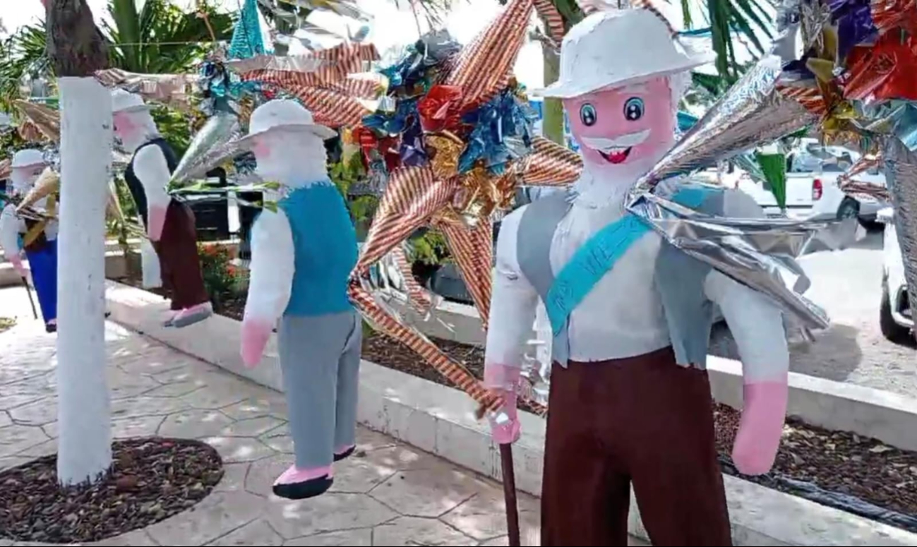 Comenzó a elaborar piñatas hace cinco años y es conocido en la zona céntrica Comenzó a elaborar piñatas hace cinco años y es conocido en la zona céntrica