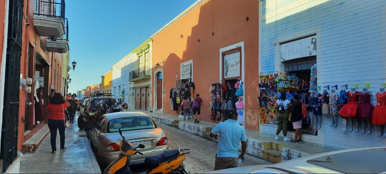 La vestimenta juega un papel importante, muchos optan por ropa nueva o blanca para atraer buena suerte y prosperidad La vestimenta juega un papel importante, muchos optan por ropa nueva o blanca para atraer buena suerte y prosperidad