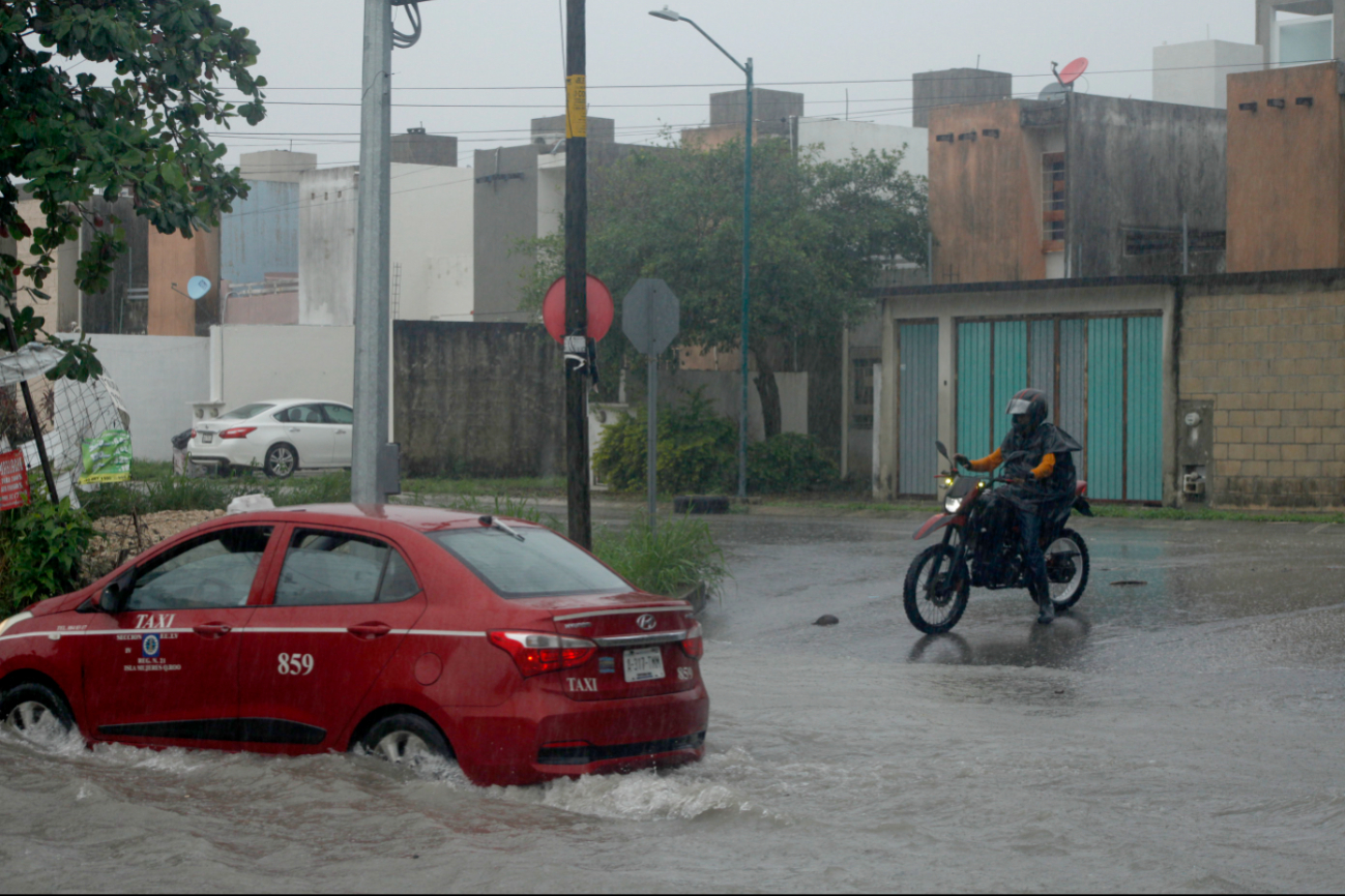 Para hoy se espera que las condiciones del clima sea iguales, por lo que se presentarán chubascos fuertes en todo el estado Para hoy se espera que las condiciones del clima sea iguales, por lo que se presentarán chubascos fuertes en todo el estado