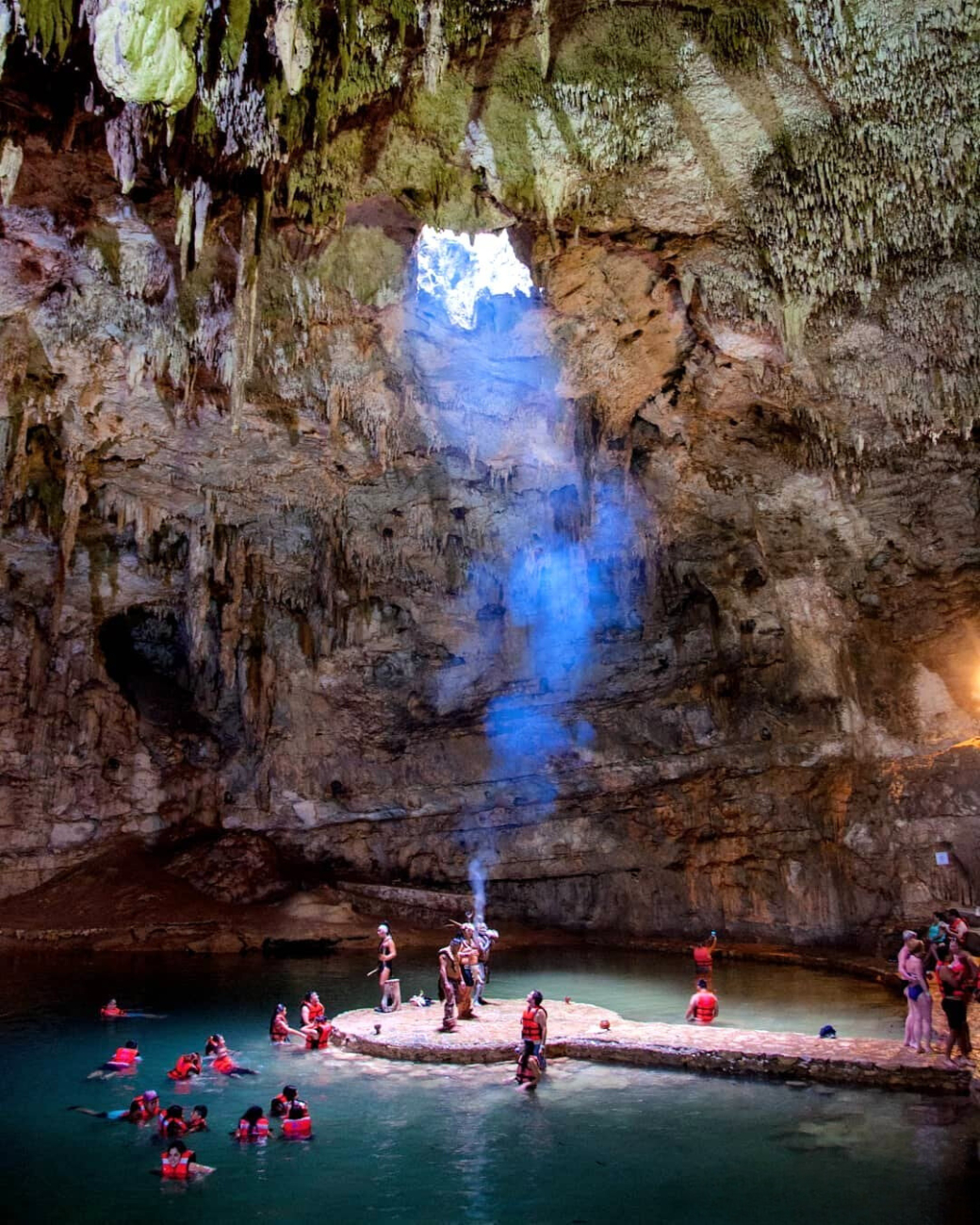 Se realizan en espacios naturales como pirámides y cenotes Se realizan en espacios naturales como pirámides y cenotes