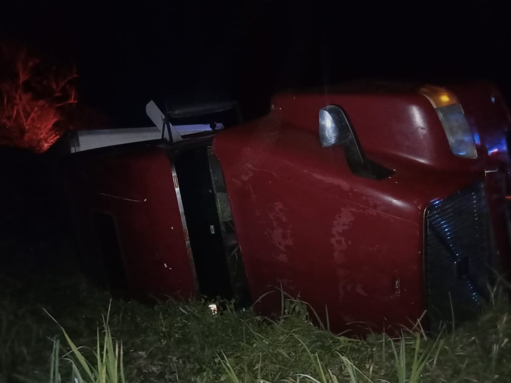 Tráiler que transportaba aires acondicionados volcó en la carretera federal Carmen – Campeche Tráiler que transportaba aires acondicionados volcó en la carretera federal Carmen – Campeche