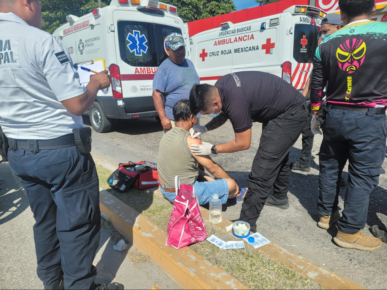 Autoridades municipales y cuerpos de emergencia arribaron al lugar para tomar conocimiento y liberar la vialidad Autoridades municipales y cuerpos de emergencia arribaron al lugar para tomar conocimiento y liberar la vialidad