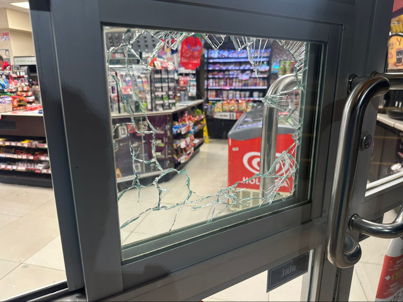 El sujeto destrozó la puerta de vidrio de la tienda al intentar robar, pero huyó hacia la colonia Miguel Hidalgo El sujeto destrozó la puerta de vidrio de la tienda al intentar robar, pero huyó hacia la colonia Miguel Hidalgo