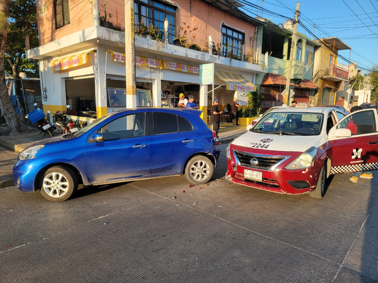 Fuerte choque entre particular y taxi Fuerte choque entre particular y taxi