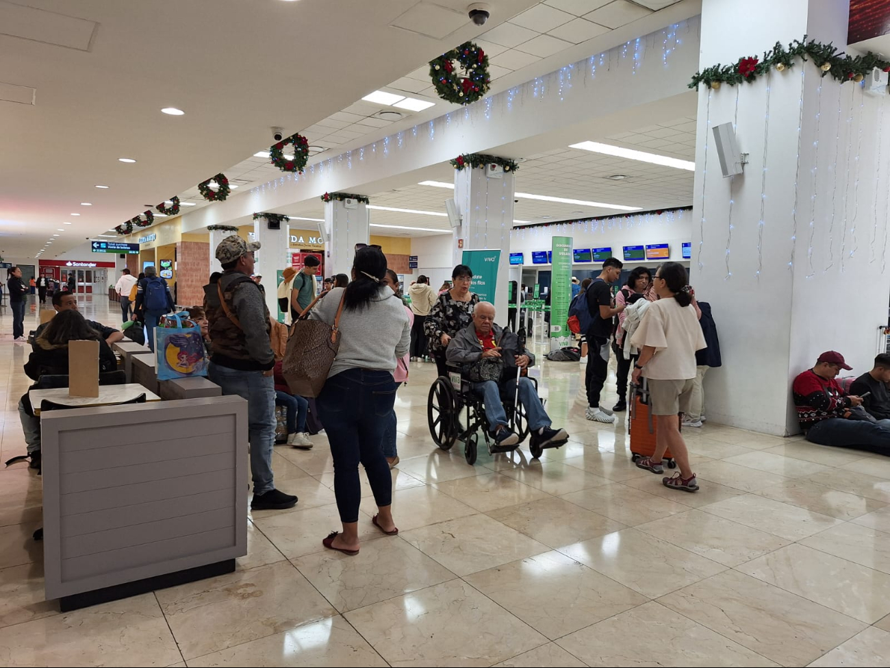 La sala de espera del aeropuerto se llenó debido a los retrasos La sala de espera del aeropuerto se llenó debido a los retrasos