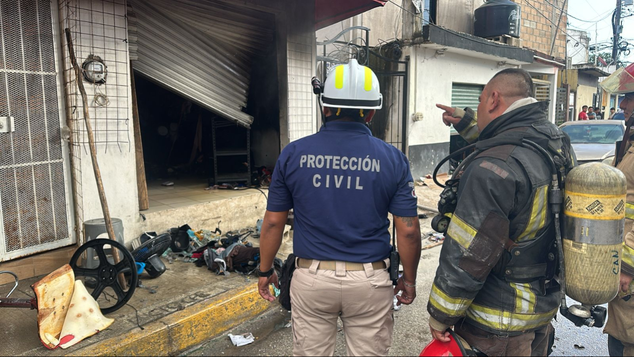 Los equipos de Bomberos y Protección Civil encontraron el negocio completamente arrasado por las llamas Los equipos de Bomberos y Protección Civil encontraron el negocio completamente arrasado por las llamas