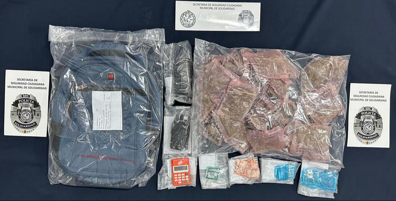 Manipulaba varios envoltorios en una mochila Manipulaba varios envoltorios en una mochila