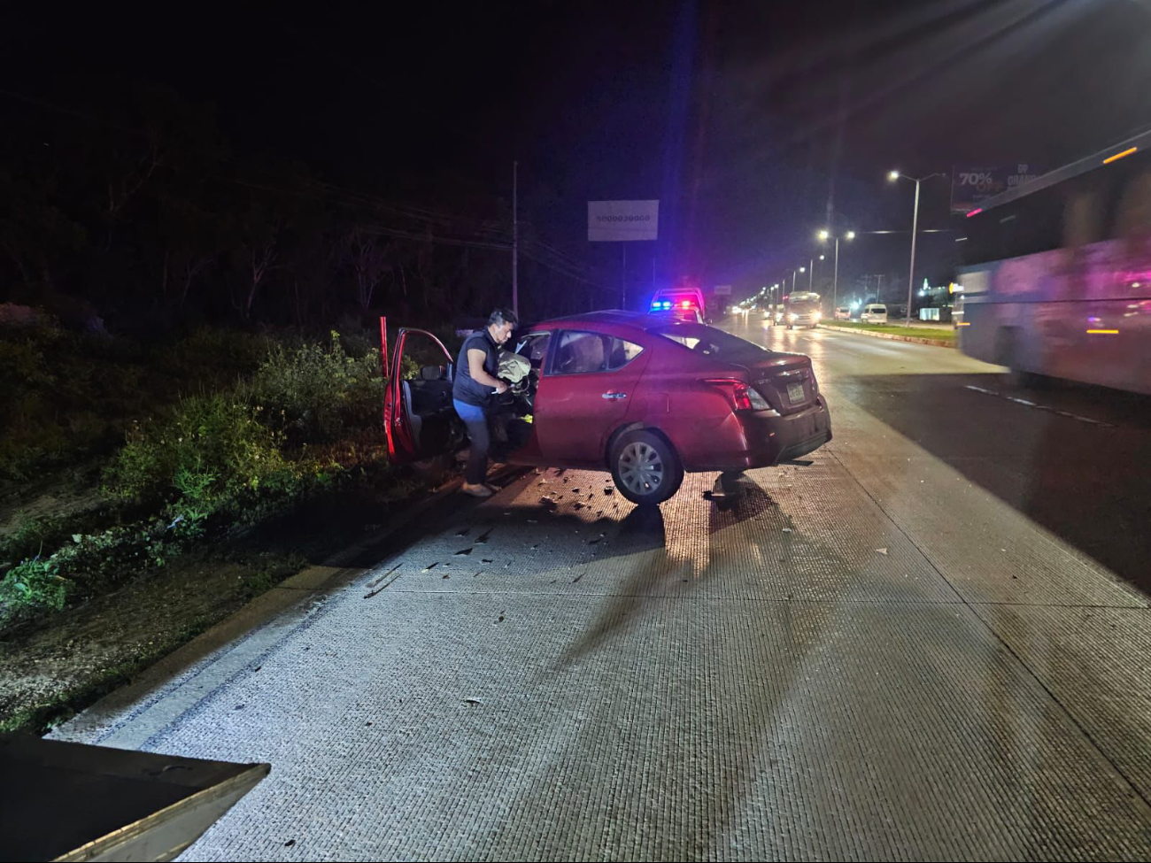 Un tercer accidente ocurrió en el bulevar Luis Donaldo Colosio cuando un conductor perdió el control y se impactó contra un registro de la Comisión Federal de Electricidad (CFE) Un tercer accidente ocurrió en el bulevar Luis Donaldo Colosio cuando un conductor perdió el control y se impactó contra un registro de la Comisión Federal de Electricidad (CFE)
