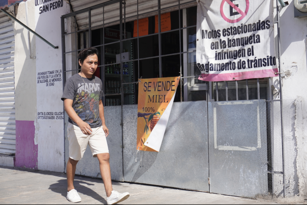 Algunos locales redujeron los horarios de atención al público o enrejaron la entrada Algunos locales redujeron los horarios de atención al público o enrejaron la entrada