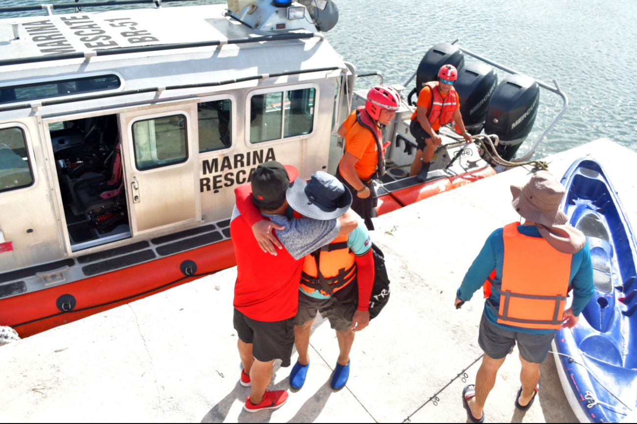 Ambos llevaban puestos sus chalecos de sobrevivencia Ambos llevaban puestos sus chalecos de sobrevivencia