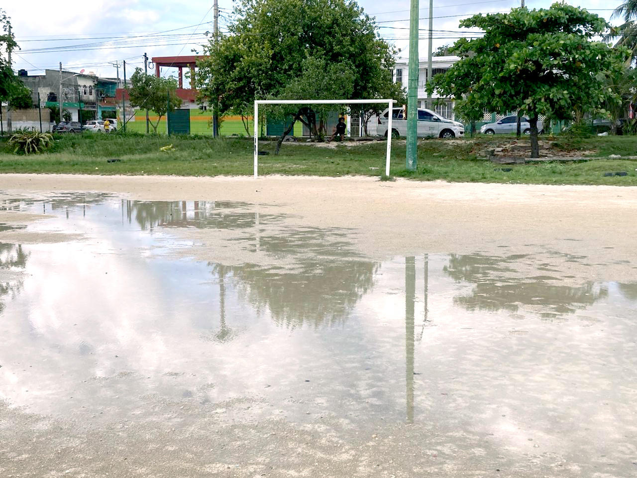 Intensas lluvias afectan canchas de Cancún con inundaciones