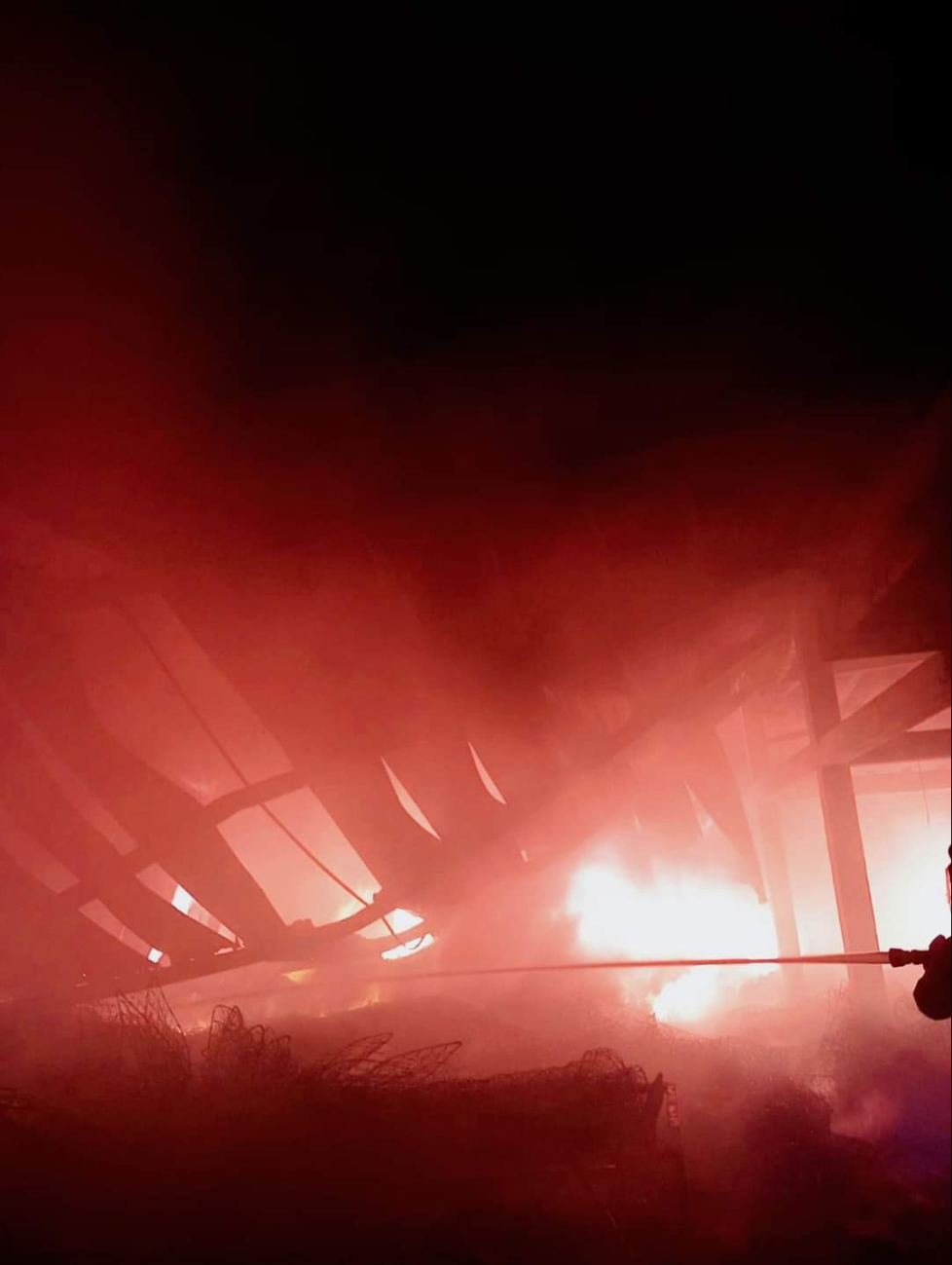 A pesar de las complicaciones, los profesionales lograron apagar el incendio. A pesar de las complicaciones, los profesionales lograron apagar el incendio.
