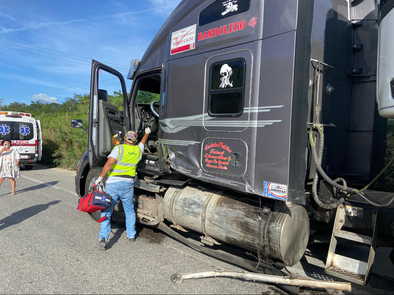 El accidente ocurrió a las 15:00 horas, cuando el chofer del tráiler perdió el control e invadió el carril contrario El accidente ocurrió a las 15:00 horas, cuando el chofer del tráiler perdió el control e invadió el carril contrario